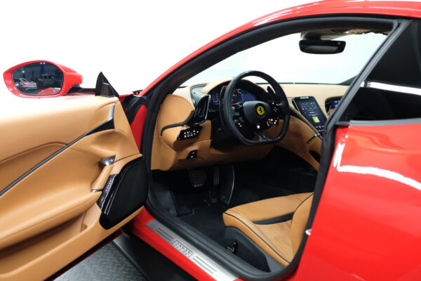 Ferrari Roma in rot Cockpit Fahrerseite