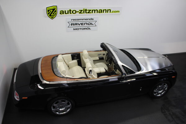 Rolls Royce Phantom Drophead Coupe mit offenem Verdeck rechte Seite