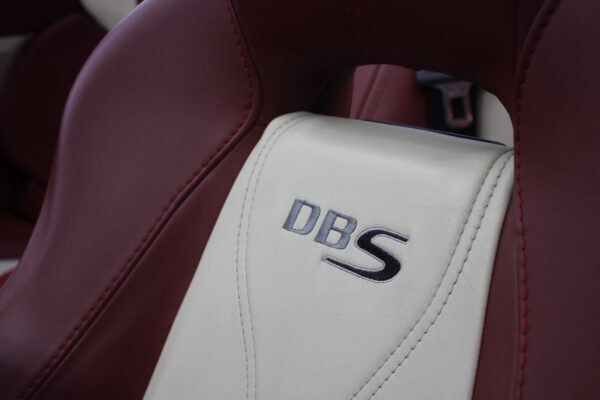 Aston Martin DBS Volante Logo auf Sitz