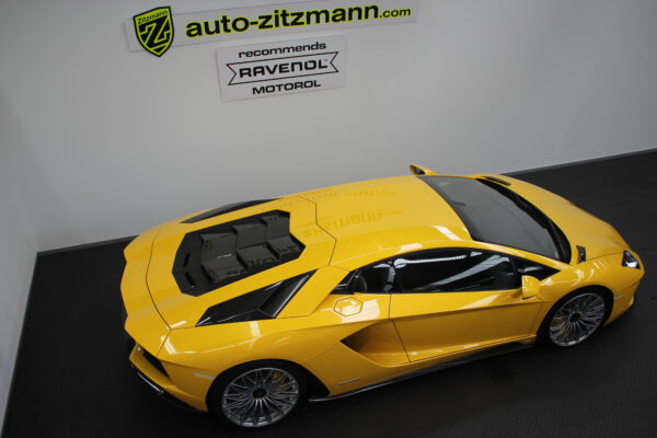 Lamborghini Aventador S in gelb von rechts oben