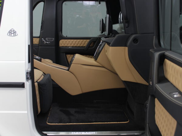 Mercedes Maybach G 650 Landaulet Innenraum mit Bildschirmen in beige und schwarz