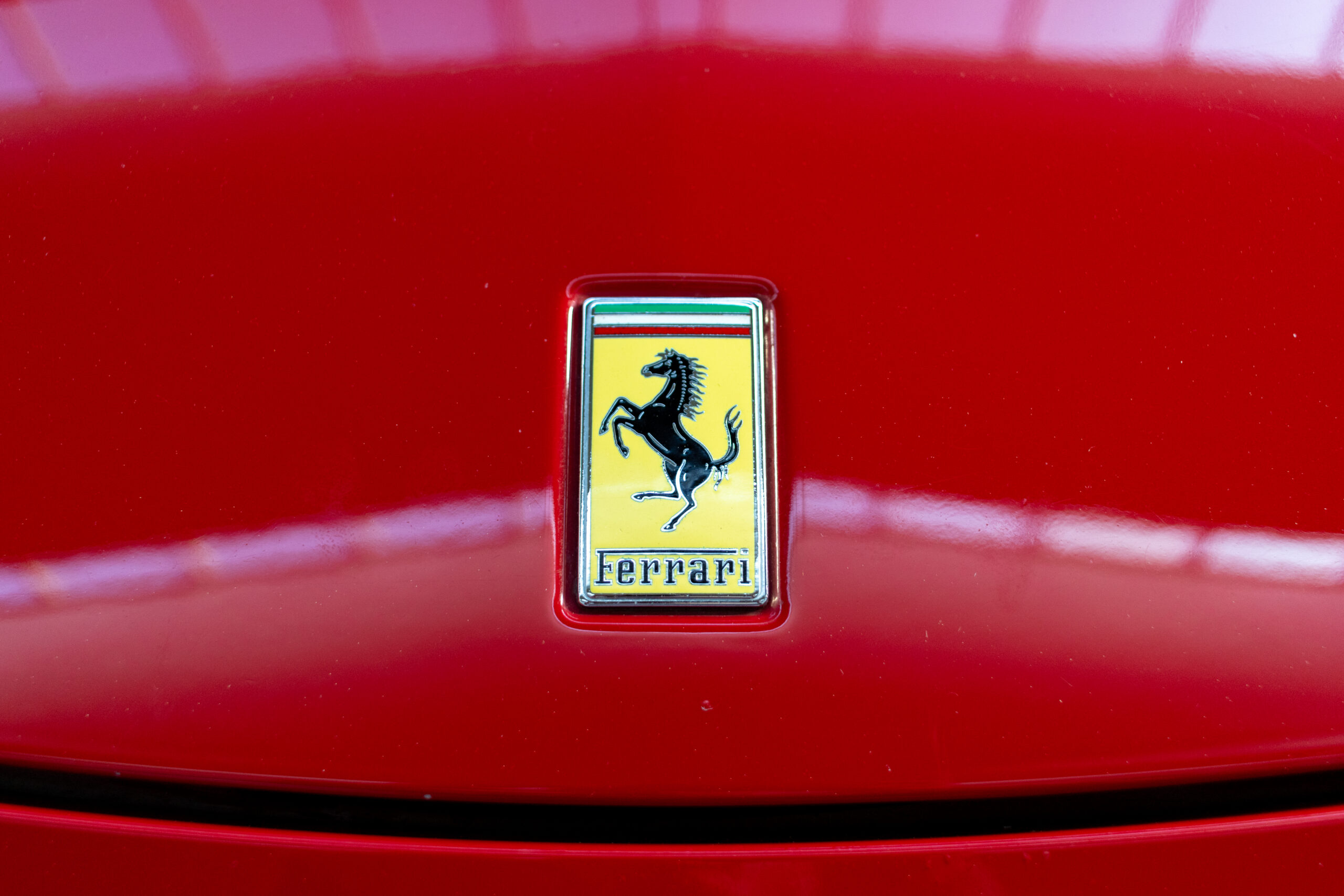 Luxus Taxifahrt - Ferrari Logo Nahaufnahme