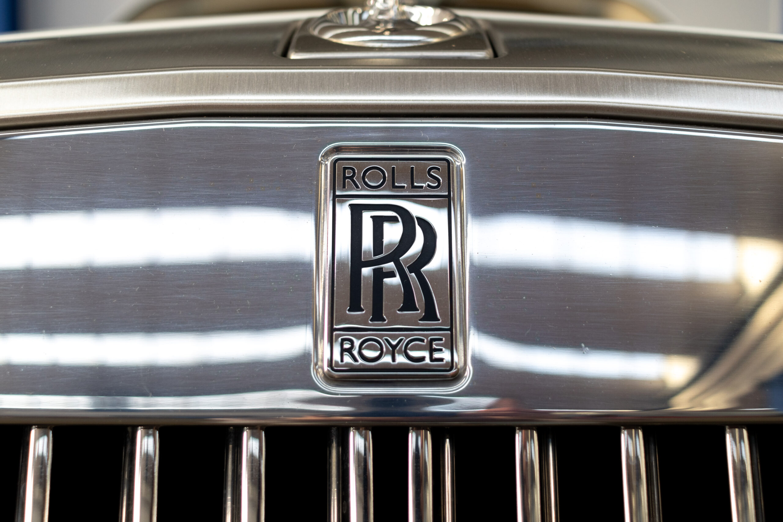 Luxus Taxifahrt - Rolls Royce Logo Nahaufnahme